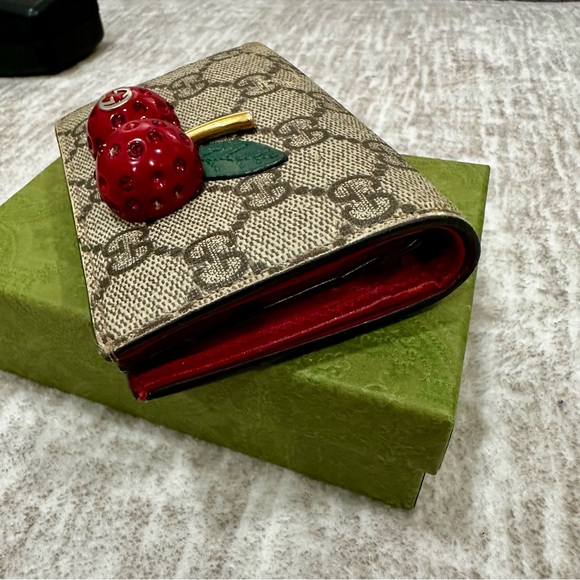 ✨💎GUCCI💎✨ Rare GG Supreme Canvas Cherry Wallet with Box - Picture 8 of 13